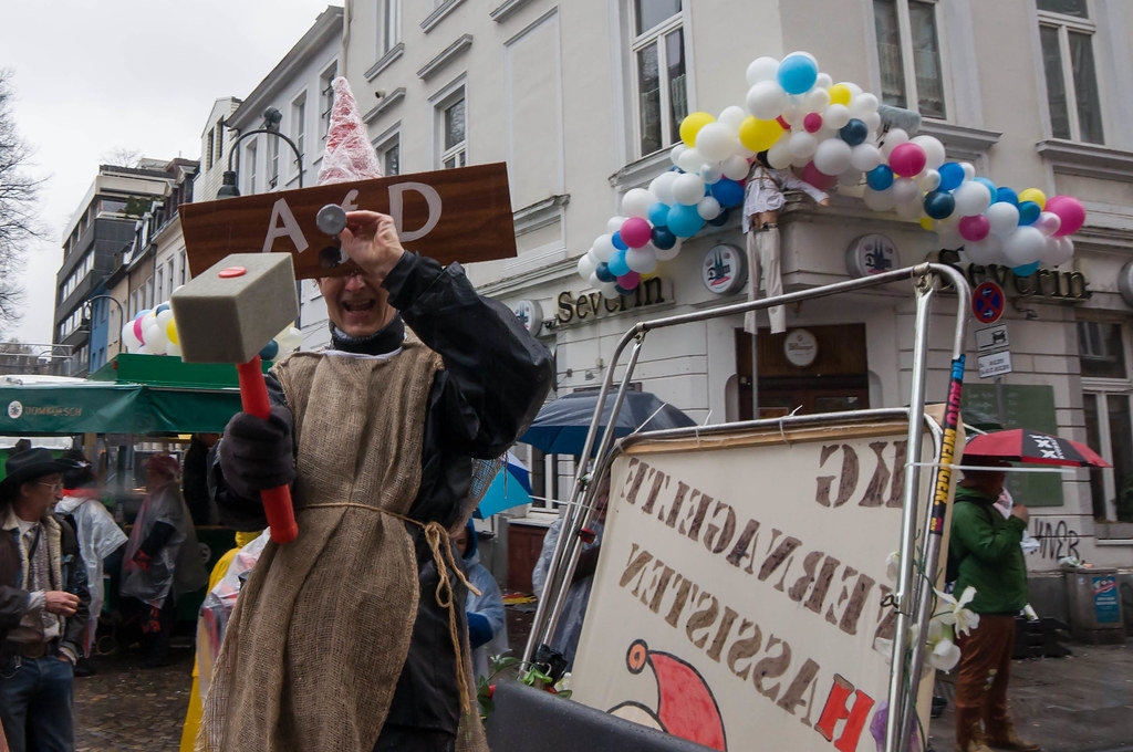 AfD mit Brett vor dem Kopf