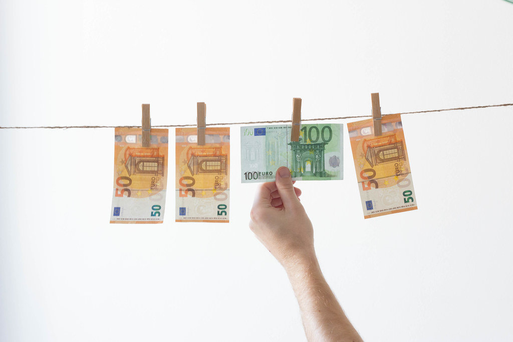 Man taking money from the rope