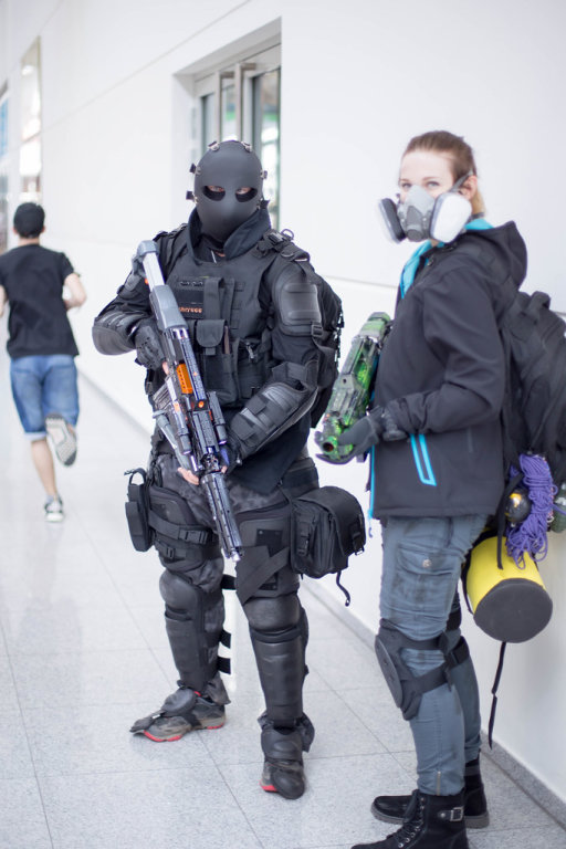 Cosplayer posieren in dem Flur bei der Gamescom 2017