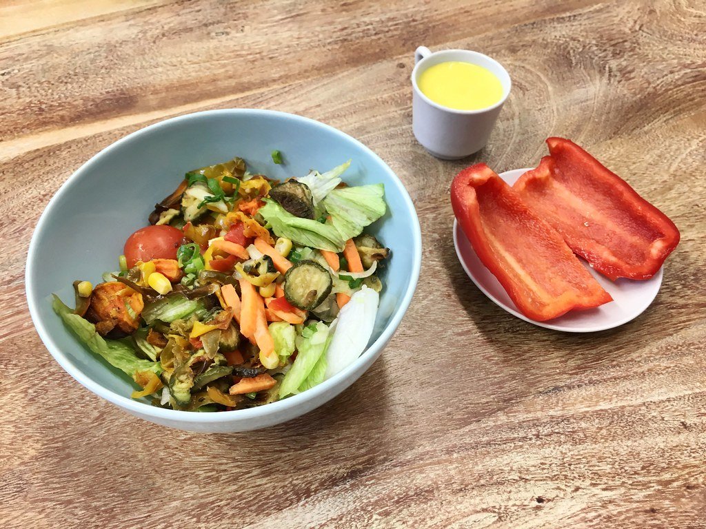 Vegetarischer Salat mit gegrilltem Gemüse und Curry-Mango-Dressing