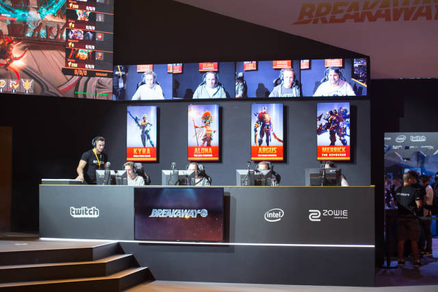 Das rote Team des Wettbewerbes bei Breakaway von der Amazon Studios