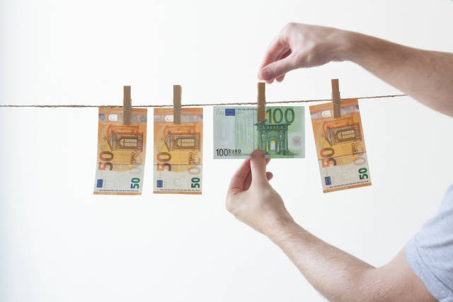 Man hanging money on the rope