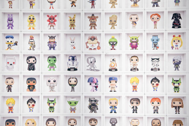 Plakat mit Pop Games Figuren von Funko