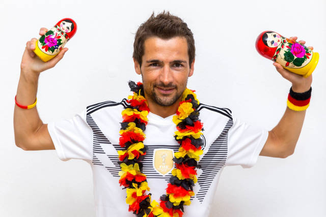 Fan mit Deutschland-Outfit und russischen Matroschkas