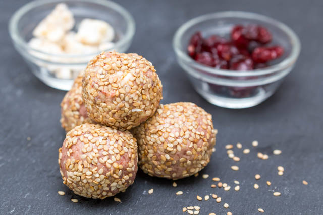 Reis-Nuss-Balls mit Cranberrys