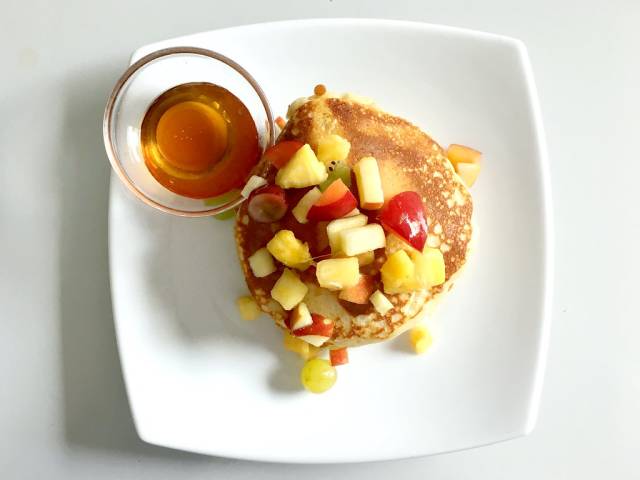 Pancakes mit Obst und Honig