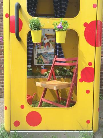 Mit Blumen dekorierte Telefonzelle in Köln