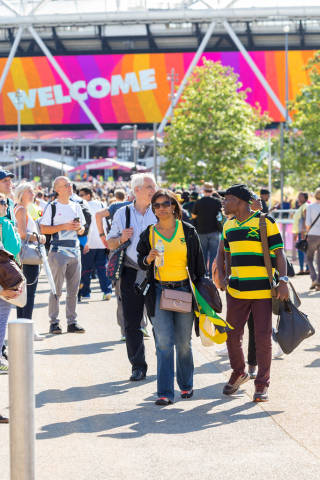 Fans aus Jameika um das letzte Rennen Bolts zu sehen