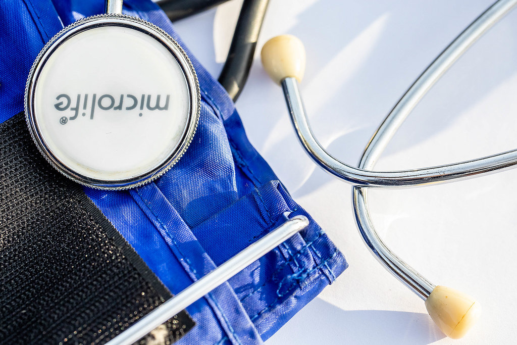 Tonometer device for diagnosis to measure of blood pressure