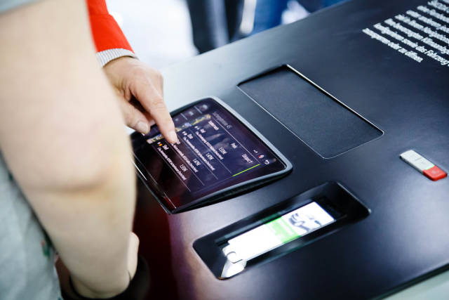 Besucher schauen sich das Skoda Connect für Smartphones an