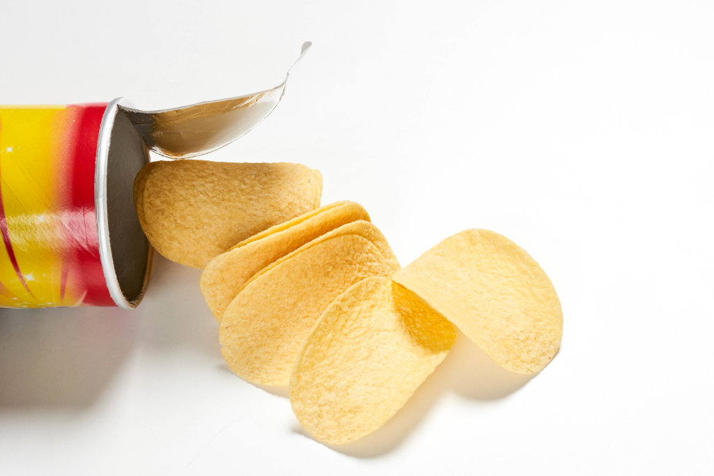 A cylindric tube of crunchy chips