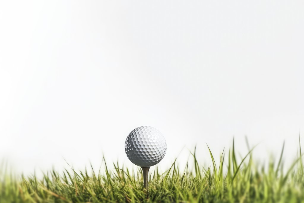 Golfball auf Golfballhalter