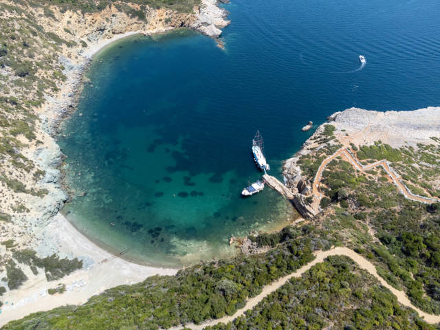 Luftaufnahme der Bucht mit Pier an der Ostküste von Kyra Panagia mit dem Fußweg zum Kloster