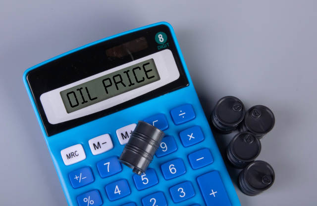 Oil barrels and calculator with Oil Price text