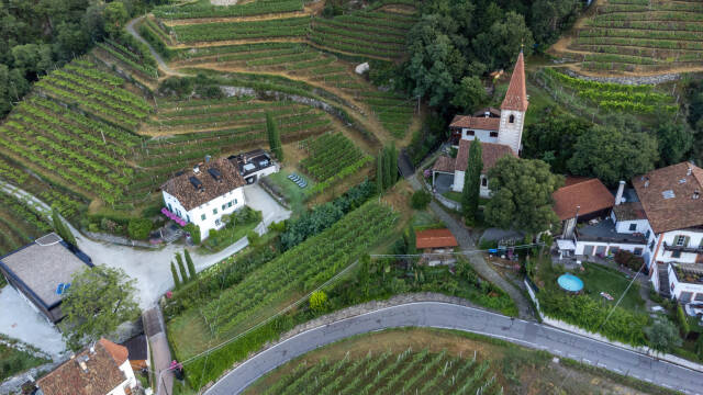 Luftbild des Urlaubsorts Meran, Weinfelder, Kirche St. Magdalena Gratsch und Huberhof Hotel