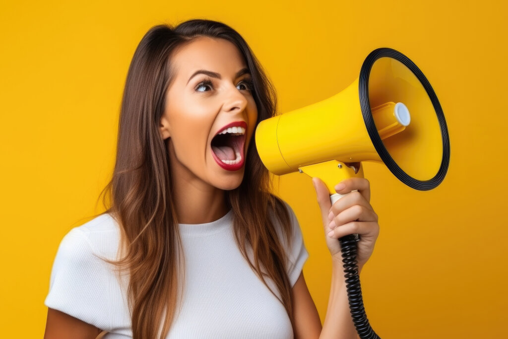 Frau mit Megaphone auf gelben Hintergrund