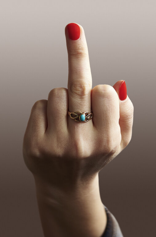 Mittelfinger zeigen, oder auch Stinkefinger, Fuck-Finger oder böser Finger!