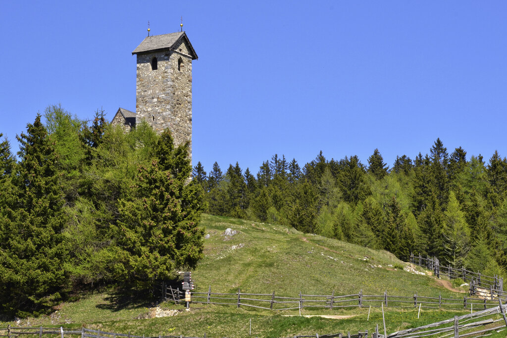 Südtirol: St.-Vigilius-Kirche auf dem Vigiljoch, Lana bei Meran.