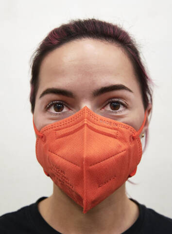 Junge Frau mit einer FFP2- Atemschutzmaske, Gesichtsmaske.