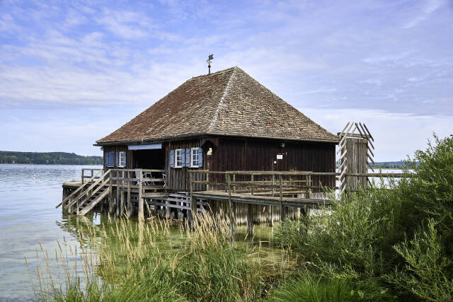 Ansicht am Ammersee: Bootshütte.