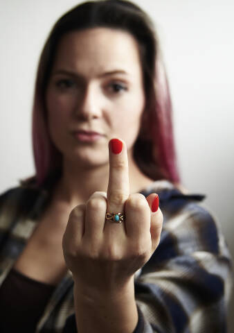 Junge Frau zeigt Stinkefinger, Fuck-Finger oder bösen Finger!