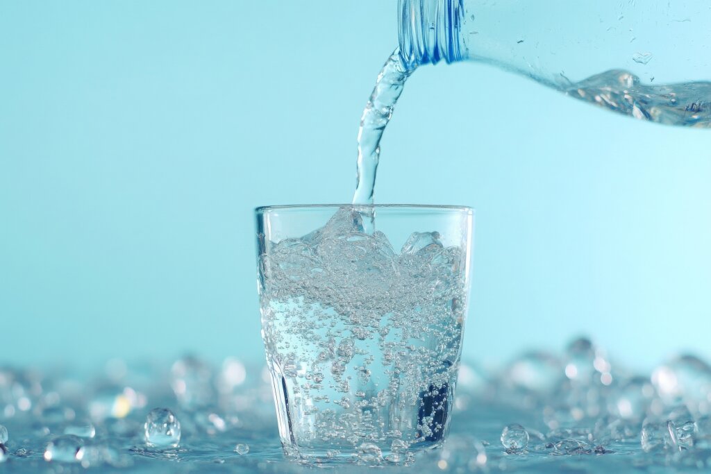 Wasser, das in ein Glas gegossen wird