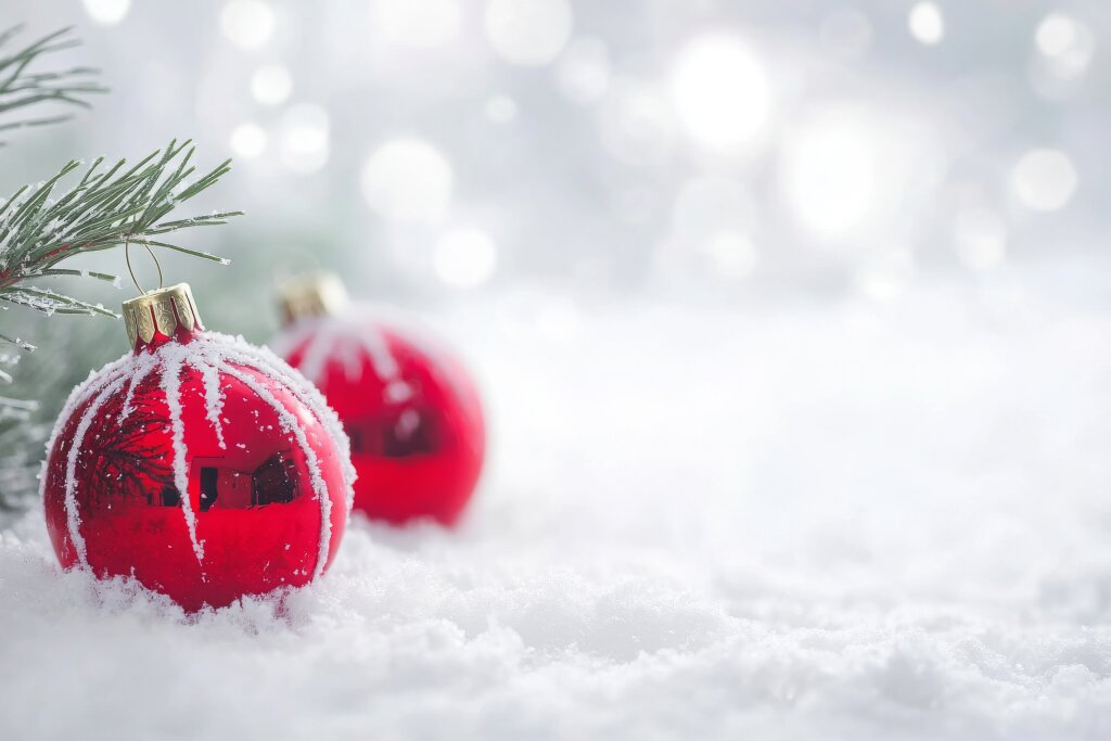Weihnachtsbaumschmuck im Schnee