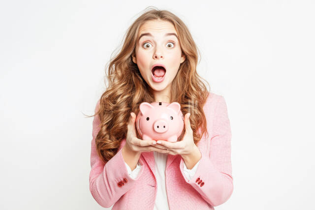 Frau mit Sparschwein