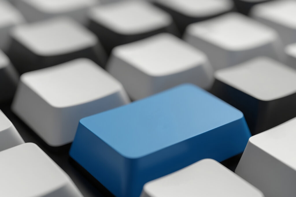 Blaue Taste auf einer Tastatur
