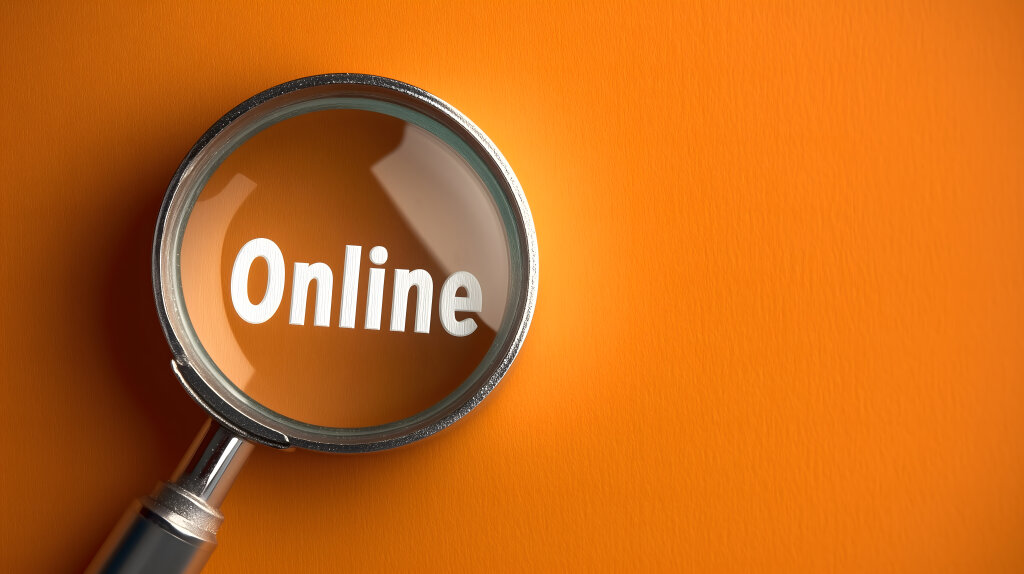 Online im Fokus durch eine Lupe