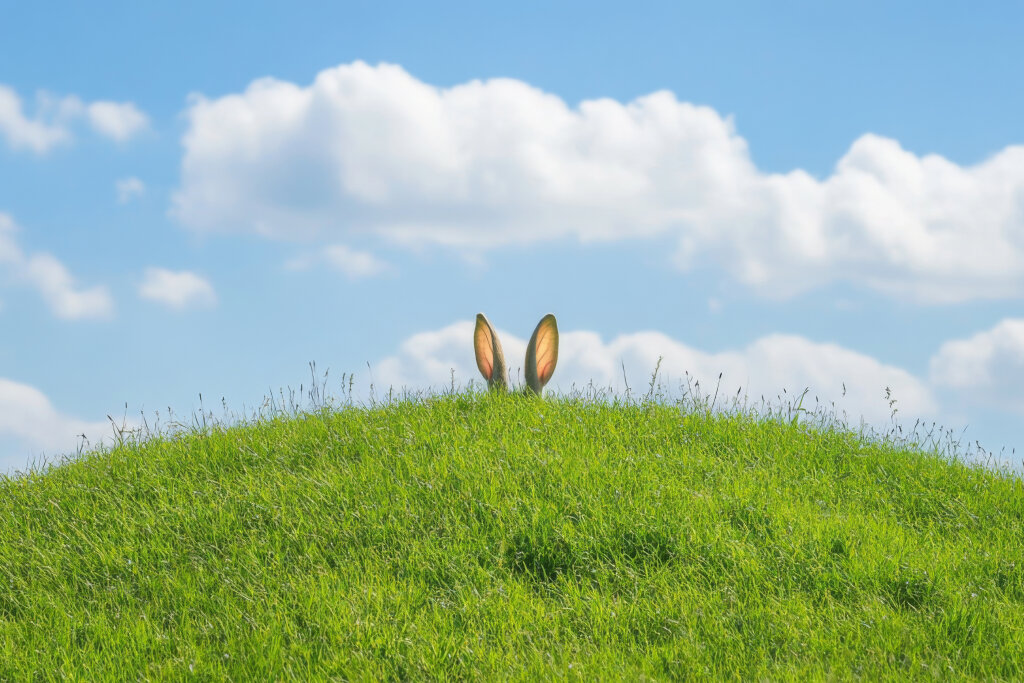 Osterhase hinter einem Hügel