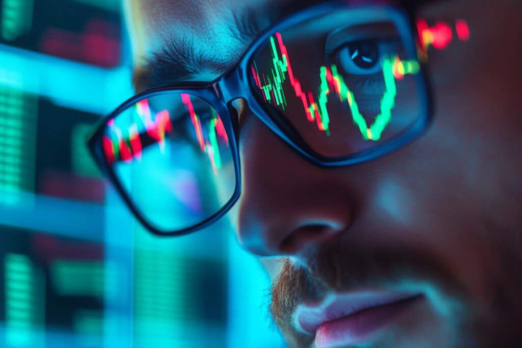 Mann mit Brille und Börsenchart