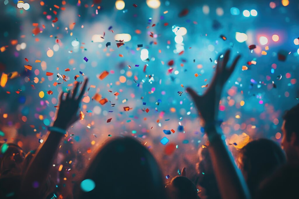 Feiernde Leute im Konfetti