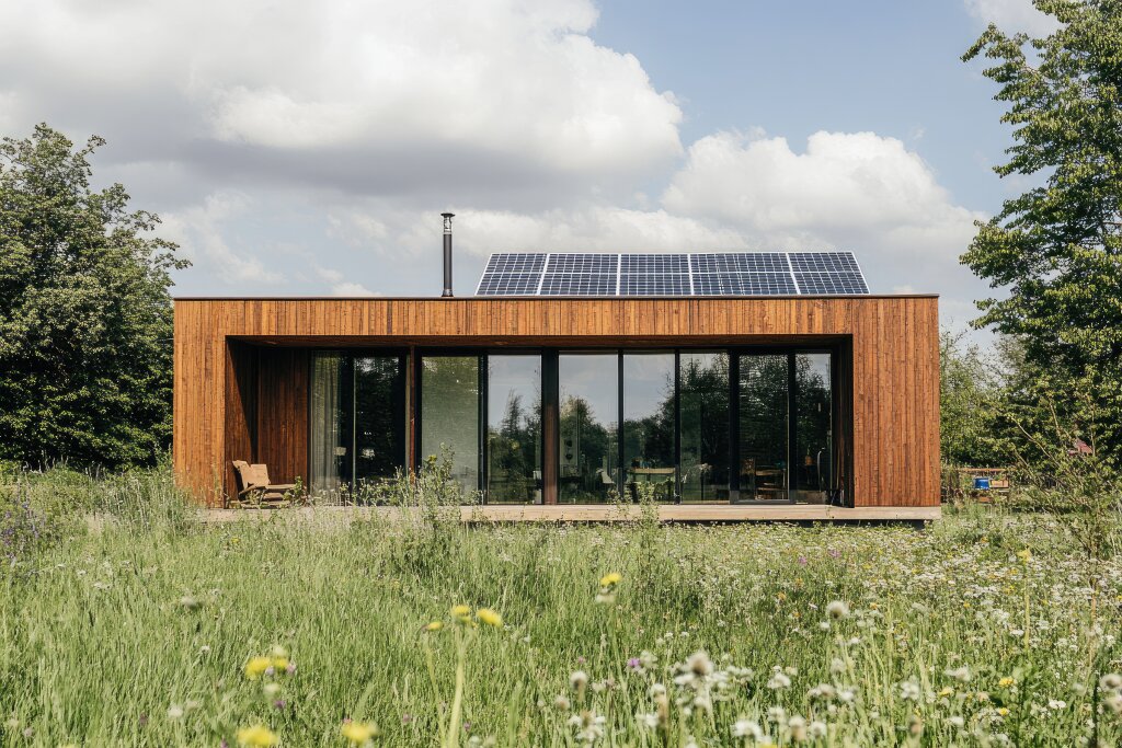 Modernes Holzhaus mit Solarpanels