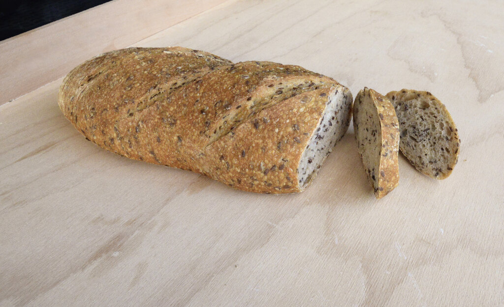 Brot, Brotlaib angeschnitten: Leinsamenbrot, Vollkornbrot