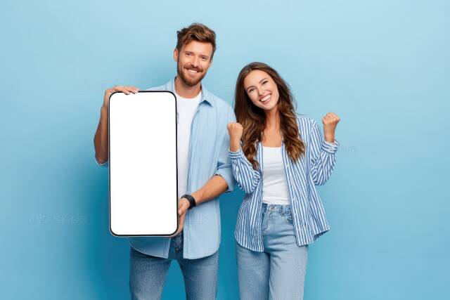 Glückliches Paar mit leerem Smartphonebildschirm für Werbung