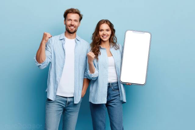 Glückliches Paar mit großem Smartphone in der Hand