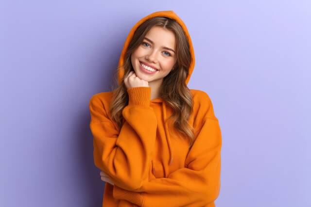 Junge Frau mit Hoodie und Lächeln