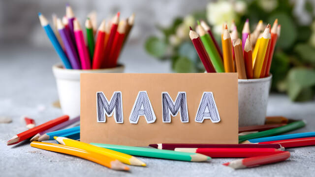 MAMA Grußkarte mit bunten Bleistiften als Muttertagsmotiv