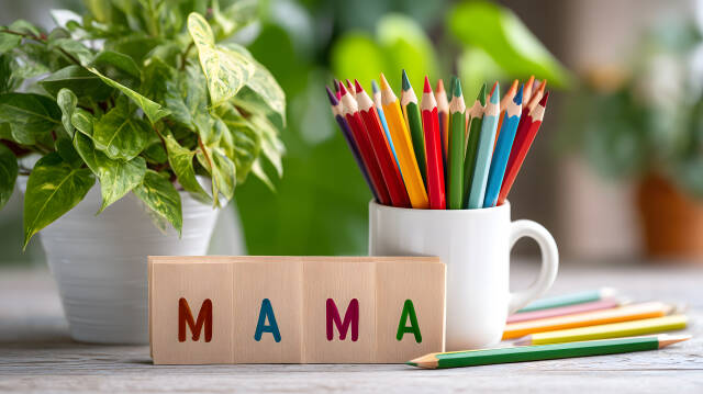 MAMA Schriftzug mit bunten Buntstiften und Pflanze als Muttertagsdeko