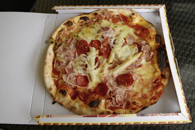 Pizza, im Karton geliefert!