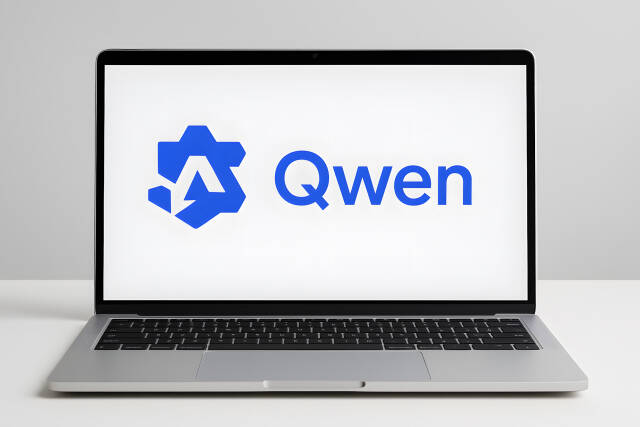 Qwen Logo auf Laptop Display in moderner Umgebung