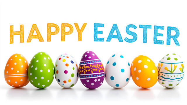 Ostereier auf weißem Hintergrund mit Happy Easter Schriftzug