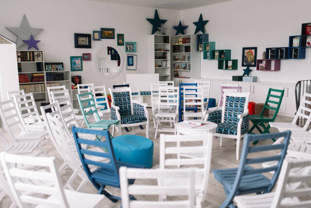 Modern library interior with chairs.