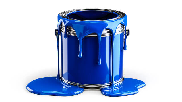 Blaue Farbdose mit überlaufender Farbe auf weißem Hintergrund