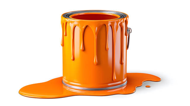 Orangefarbene Farbdose mit tropfendem Lack auf weißem Grund