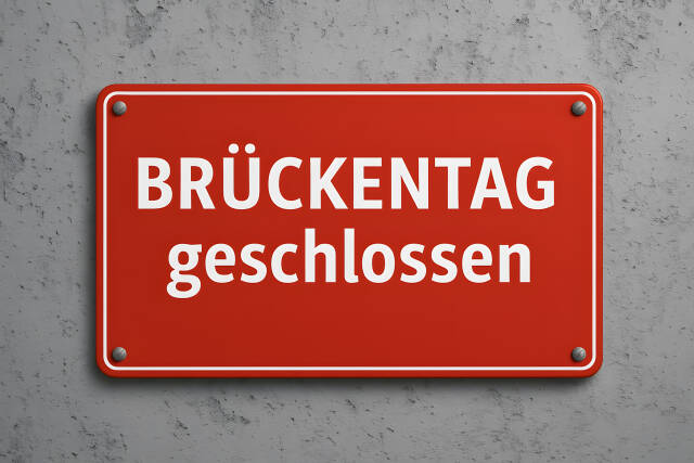 Rotes Schild mit Brückentag geschlossen an Betonwand