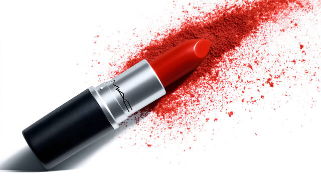 Roter Lippenstift von MAC mit Farbpulver auf Weiß