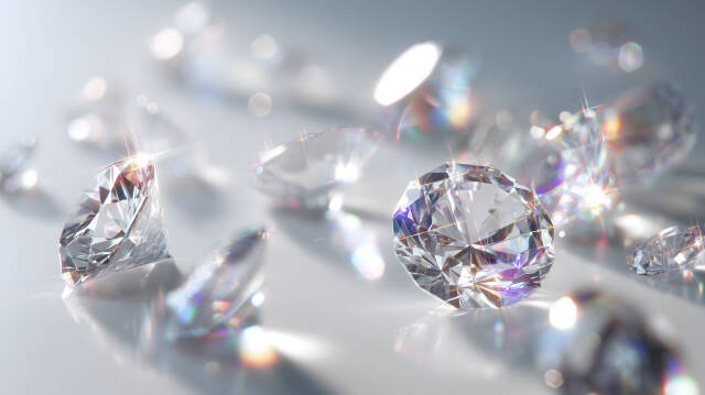 Glänzende Diamanten auf reflektierender Glasfläche