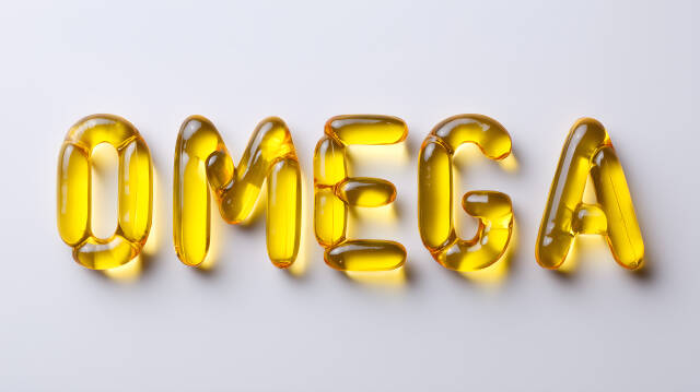 Omega 3 Schrift aus gelben Fischölkapseln auf weißem Hintergrund